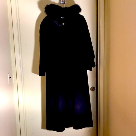 Vintage Glam Andrea Wool Maxi Coat with Fox Fur Collar. 12 - Picture 11 of 15